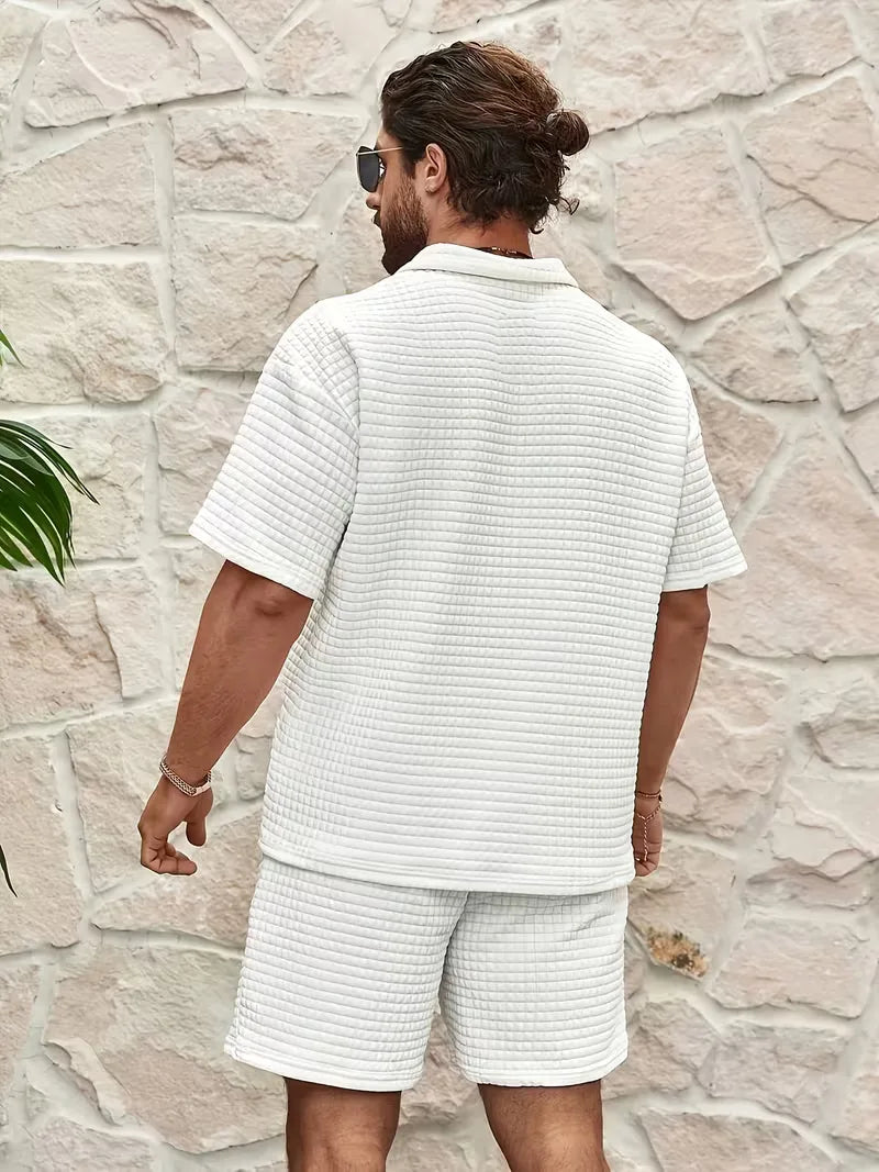 Heren tweedelige set in blauw, met casual V-hals shirt en losvallende shorts.