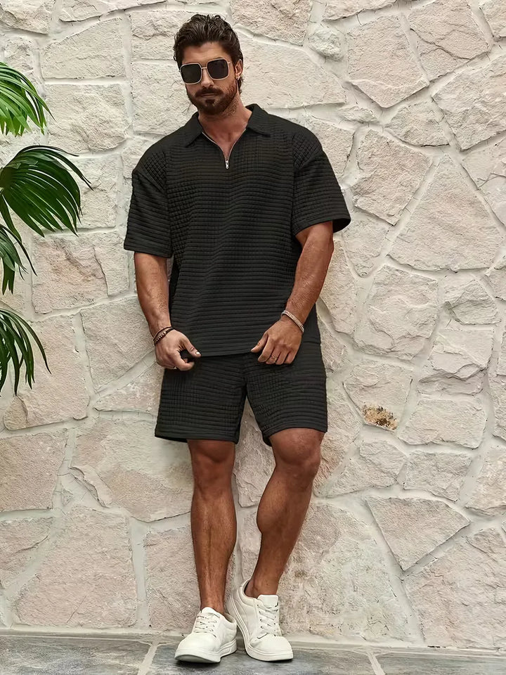Zwarte heren tweedelige set met V-hals top en shorts, stijlvol en comfortabel.
