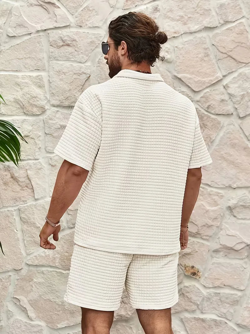 Comfortabele heren zomeroutfit: V-hals shirt en bijpassende shorts voor ontspanning.