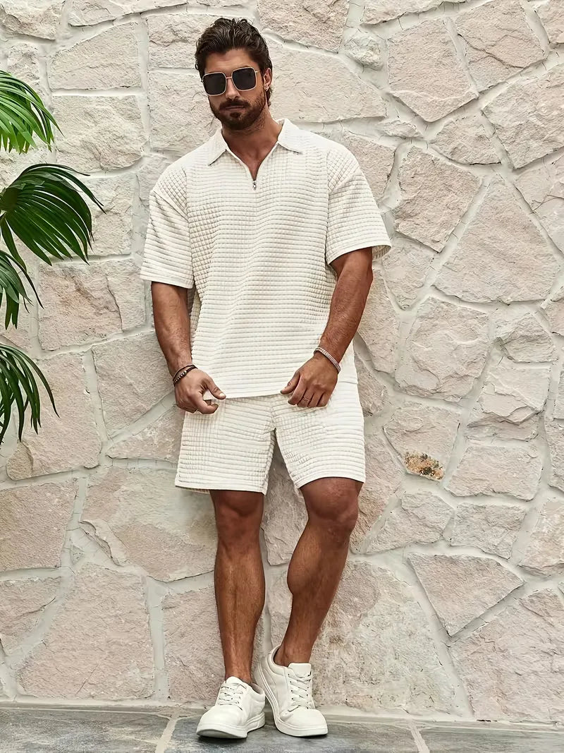 Casual heren set: lichte V-hals top en shorts, perfect voor strand of vakantie.