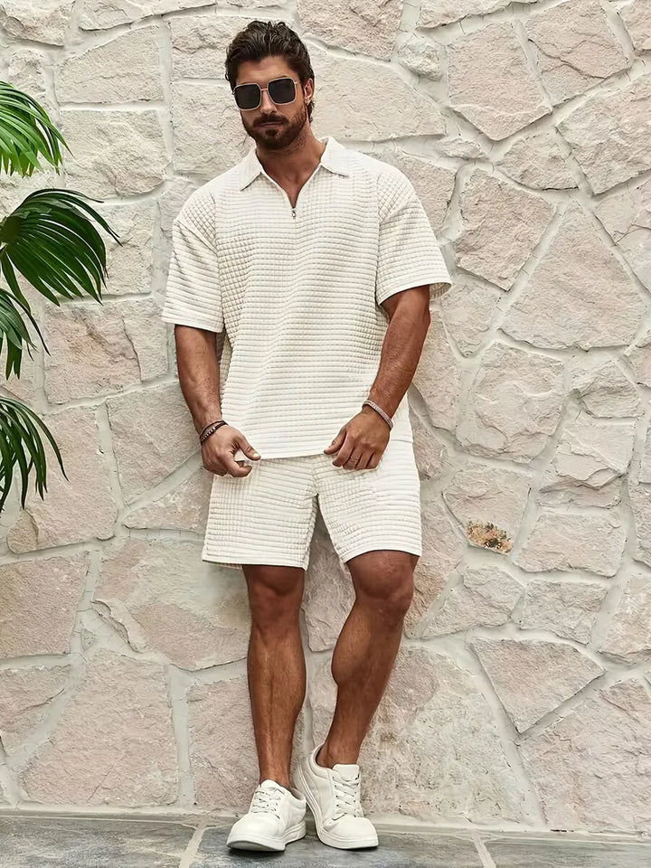 Casual heren set: lichte V-hals top en shorts, perfect voor strand of vakantie.