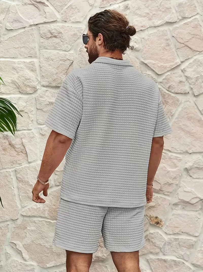 Heren strandkleding: tweedelige set met V-hals shirt en casual shorts.