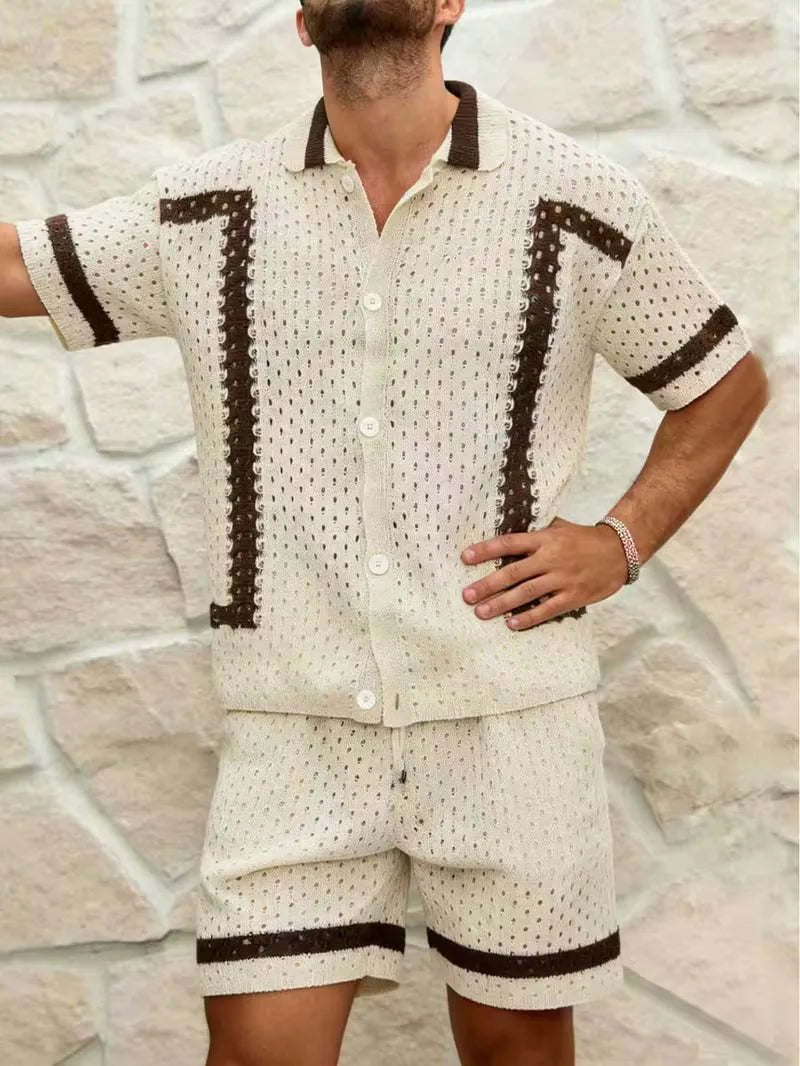 Heren tweedelige zomer kledingset: beige shirt met v-hals en bruine shorts, ideaal voor casual stranddagen of vakantie.