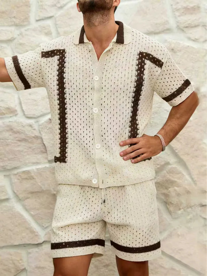 Heren tweedelige zomer kledingset: beige shirt met v-hals en bruine shorts, ideaal voor casual stranddagen of vakantie.
