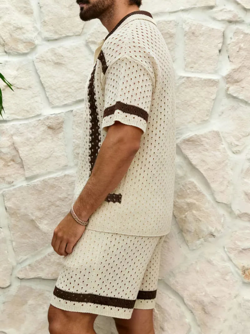 Beige heren zomer shirt met korte mouwen en bruine shorts met trekkoord, stijlvol voor vakantie en strand.