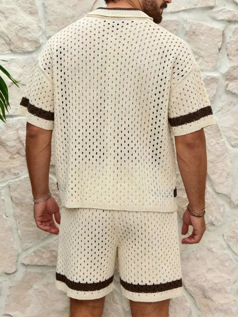 Comfortabele heren tweedelige set: v-hals shirt en shorts met contrastpatroon, geschikt voor zomerse ontspanning.