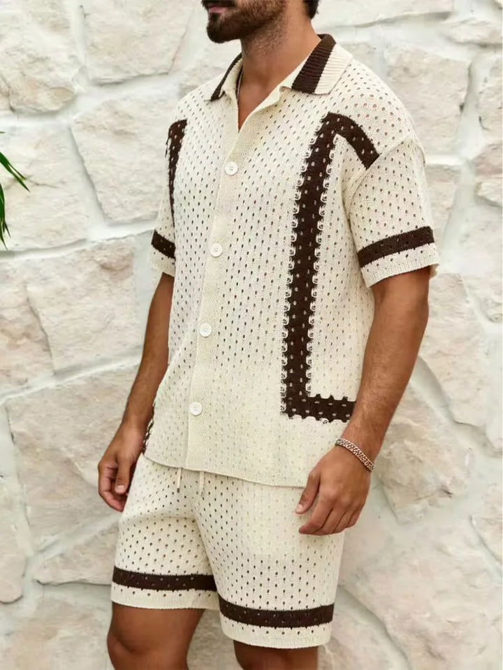 Stijlvolle heren tweedelige zomer kledingset: beige v-hals shirt en bruine shorts met contrastpatroon voor casual look.