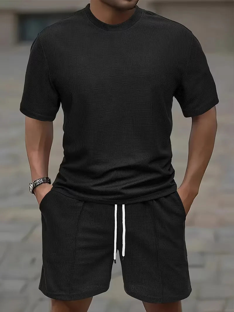 Heren tweedelige zomer kledingset: comfortabel T-shirt met korte mouwen en bijpassende shorts.