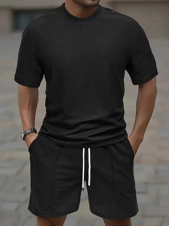Heren tweedelige zomer kledingset: comfortabel T-shirt met korte mouwen en bijpassende shorts.