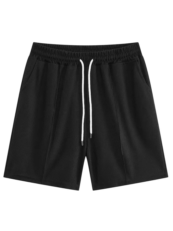 Tweedelige heren zomeroutfit: casual T-shirt en shorts voor een ontspannen, sportieve look.