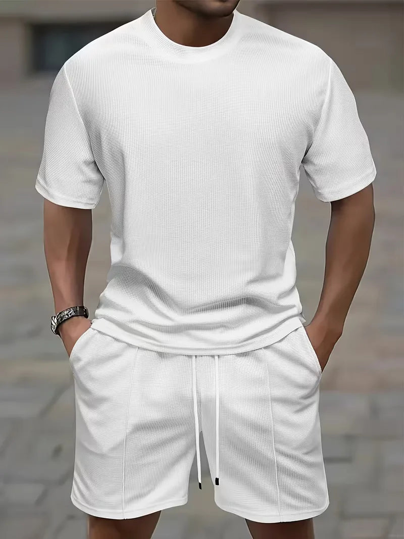 Zomerse heren kledingset: comfortabel T-shirt met korte mouwen en trendy shorts.
