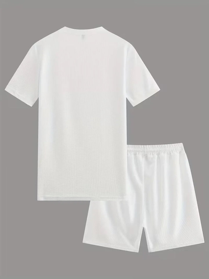 Comfortabele heren T-shirt & shorts set: ademend materiaal voor warme zomerdagen.