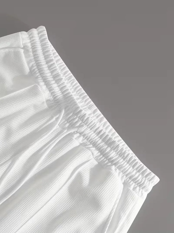 Heren loungekledingset: comfortabel T-shirt en shorts, perfect voor thuiswerken of relaxen.
