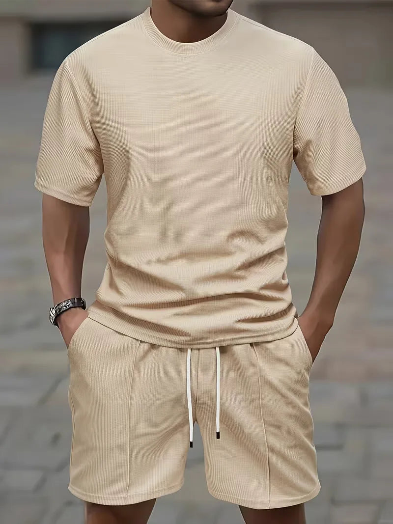 Heren zomer kledingset: lichtgewicht T-shirt met korte mouwen en bijpassende shorts.