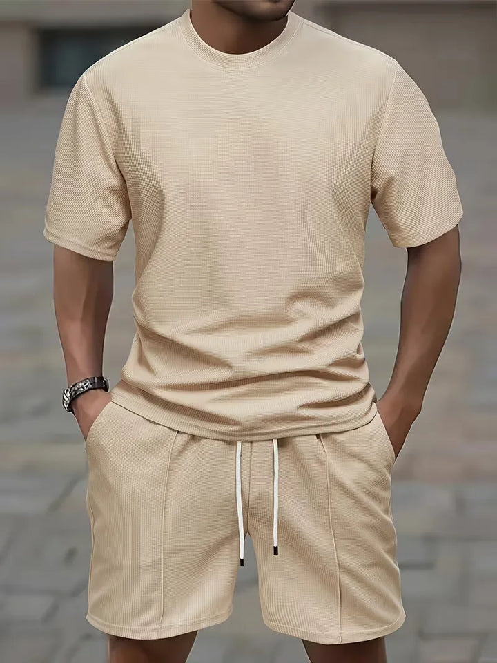 Heren zomer kledingset: lichtgewicht T-shirt met korte mouwen en bijpassende shorts.