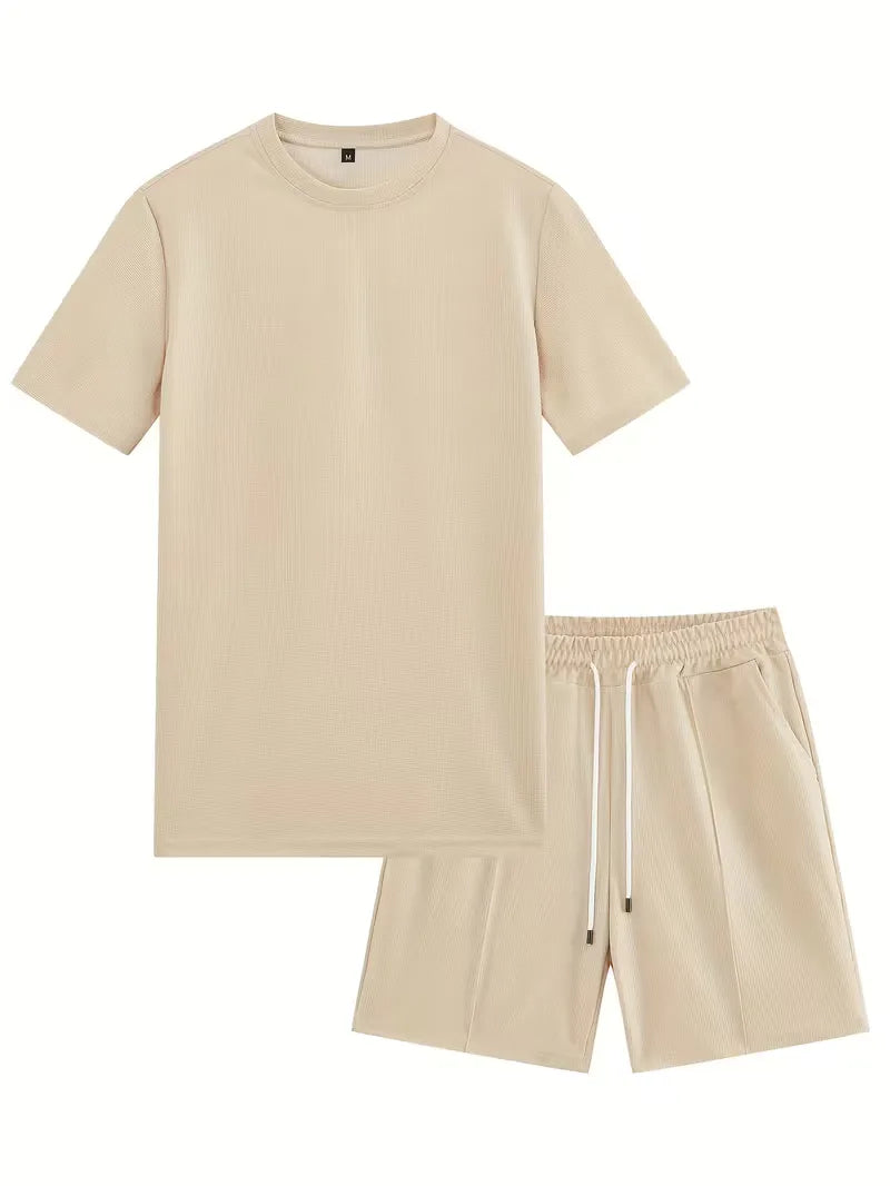 Relaxte heren tweedelige set: perfect voor strandwandelingen of een dagje uit. T-shirt & shorts.