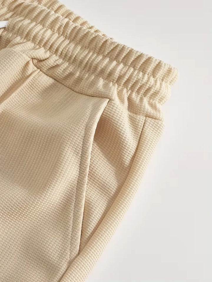 Tweedelige heren vrijetijdskleding: T-shirt met korte mouwen en soepele shorts.