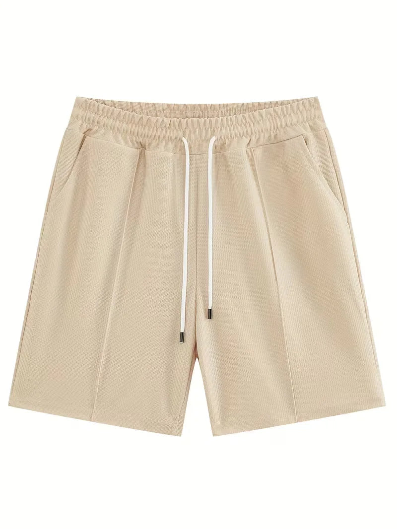 Comfortabele heren outfit voor thuis: T-shirt met korte mouwen en zachte shorts.