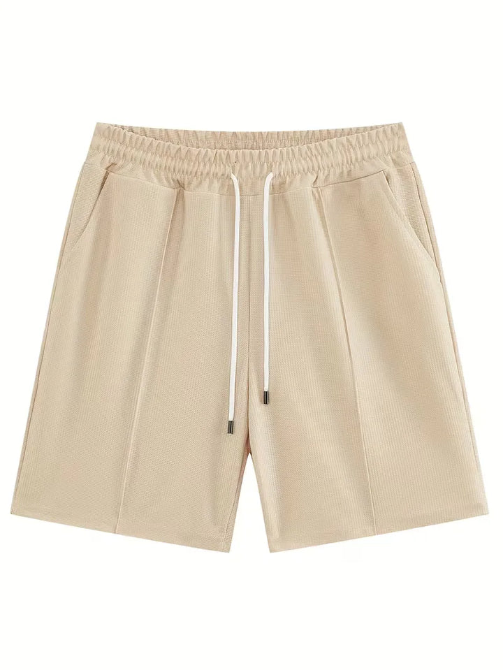 Comfortabele heren outfit voor thuis: T-shirt met korte mouwen en zachte shorts.