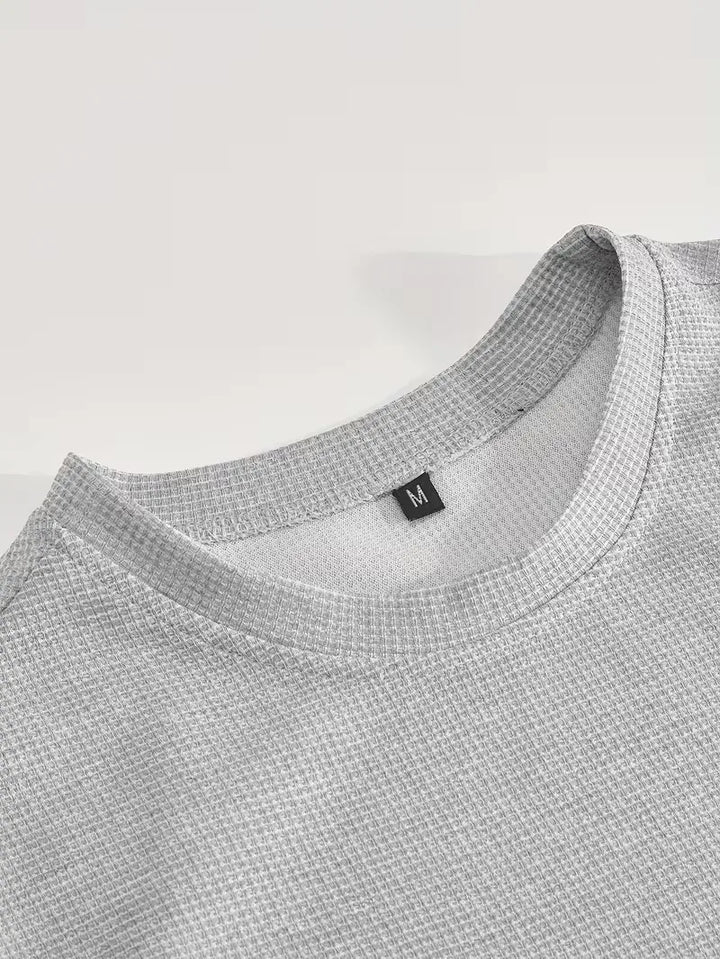 Stijlvolle heren lounge set: modern T-shirt en comfortabele shorts, ideaal voor thuis.