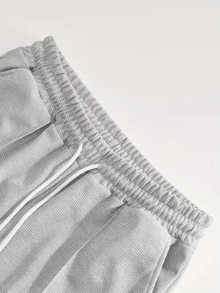 Heren sportieve tweedelige kledingset: T-shirt en shorts voor actieve zomerdagen.