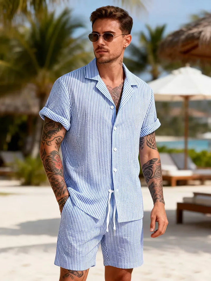 Heren tweedelige zomer kledingset met lichtblauw gestreept shirt korte mouwen en bijpassende shorts.