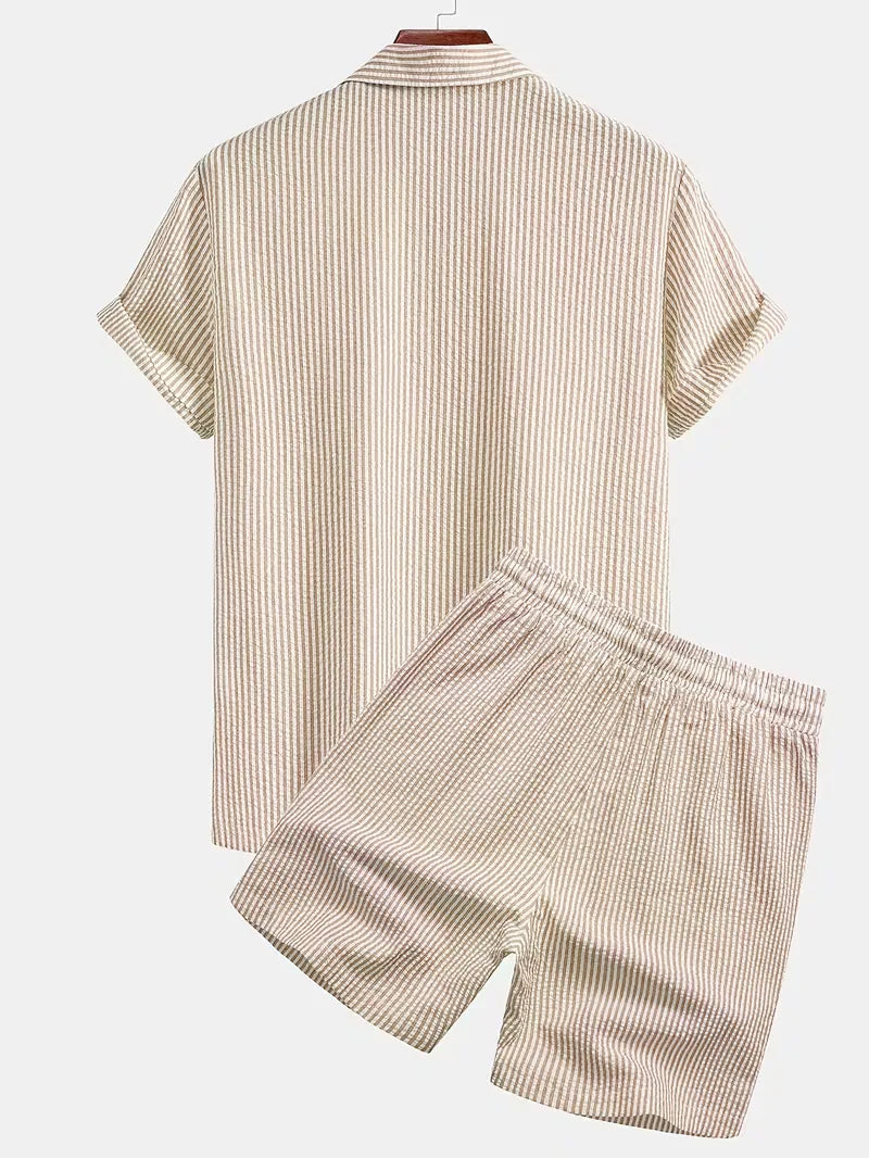 Ademende heren zomerkleding set, lichtblauw met streepjes. Comfortabel shirt en shorts voor de zomer.