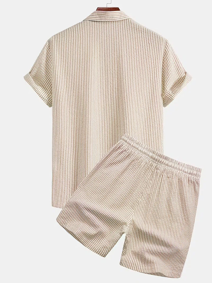 Ademende heren zomerkleding set, lichtblauw met streepjes. Comfortabel shirt en shorts voor de zomer.