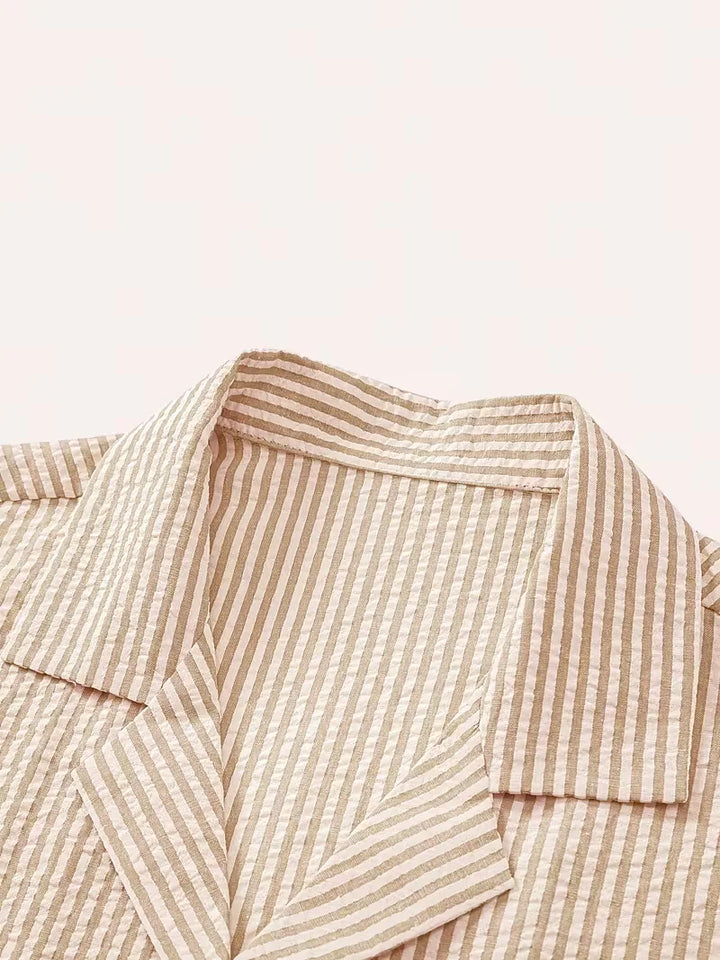 Stijlvolle beige heren zomer kledingset met korte mouwen en shorts, ideaal voor een ontspannen, trendy look.