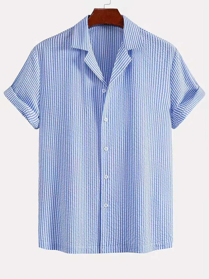 Stijlvolle heren zomeroutfit: gestreept kortemouwen shirt en matching shorts in lichtblauw voor casual look.