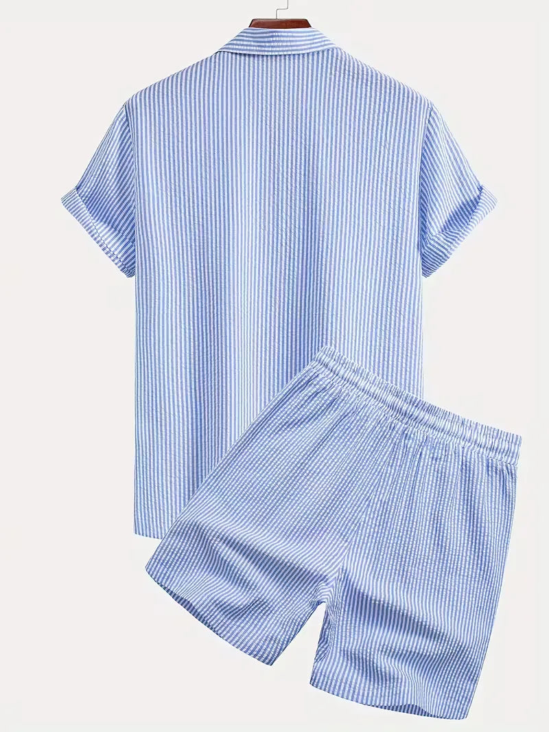 Lichtblauwe heren zomerkleding set met korte mouwen shirt en shorts, trendy streepjespatroon.