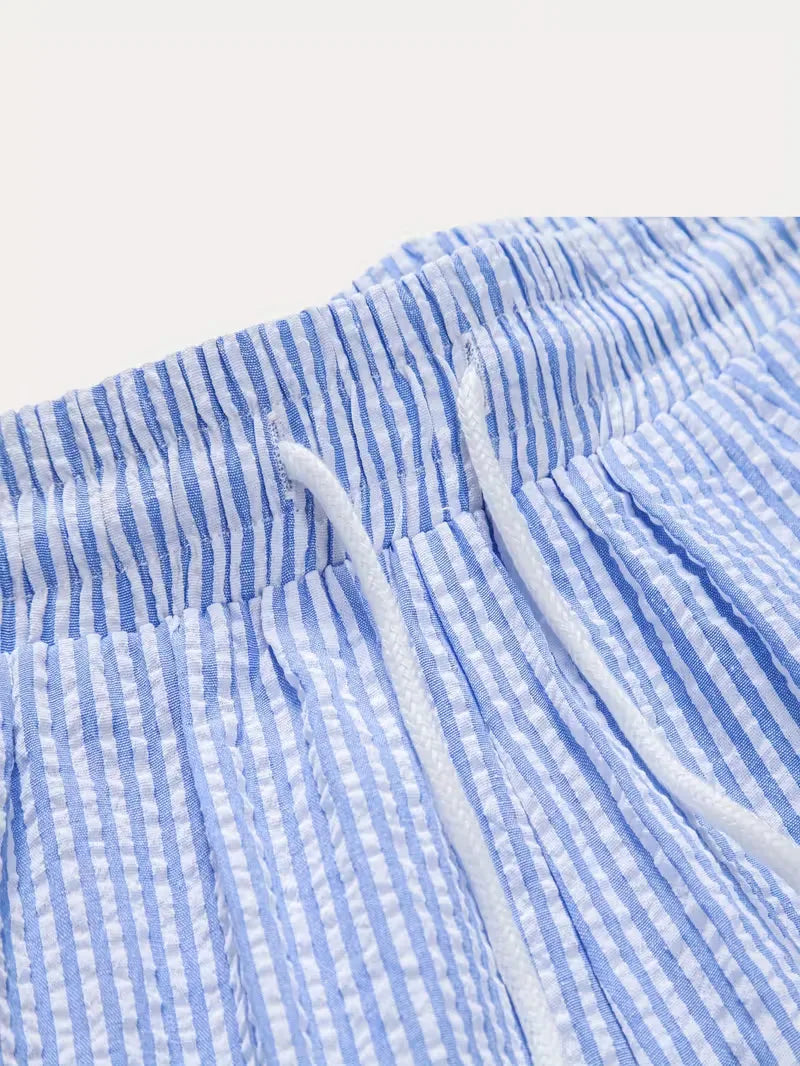 Heren streepjes kledingset met korte mouwen en shorts, lichtblauw. De perfecte casual zomeroutfit.
