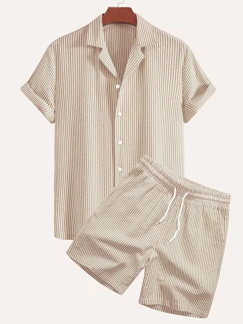 Comfortabele heren zomer set met gestreept shirt en shorts. Lichtblauw en beige opties beschikbaar.