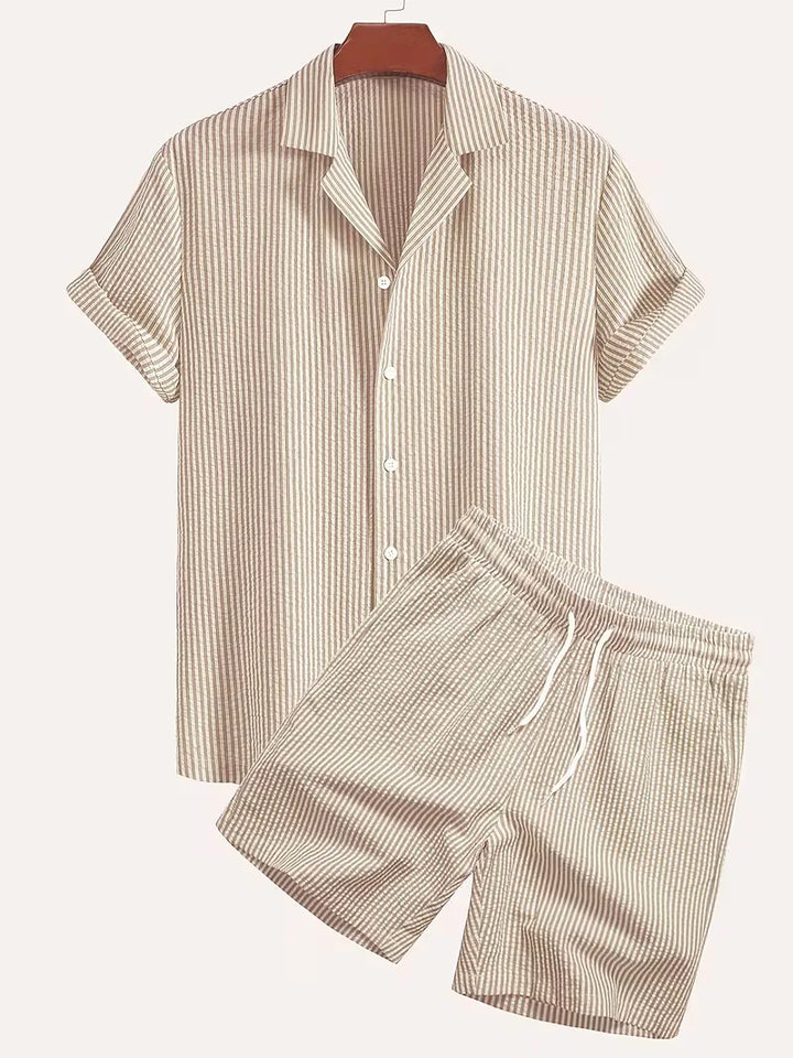 Comfortabele heren zomer set met gestreept shirt en shorts. Lichtblauw en beige opties beschikbaar.