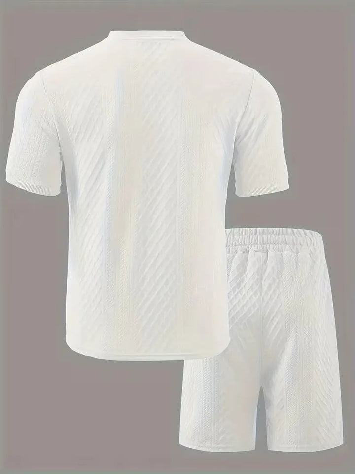 Witte heren zomerset met jacquard patroon, comfortabele shorts en top.