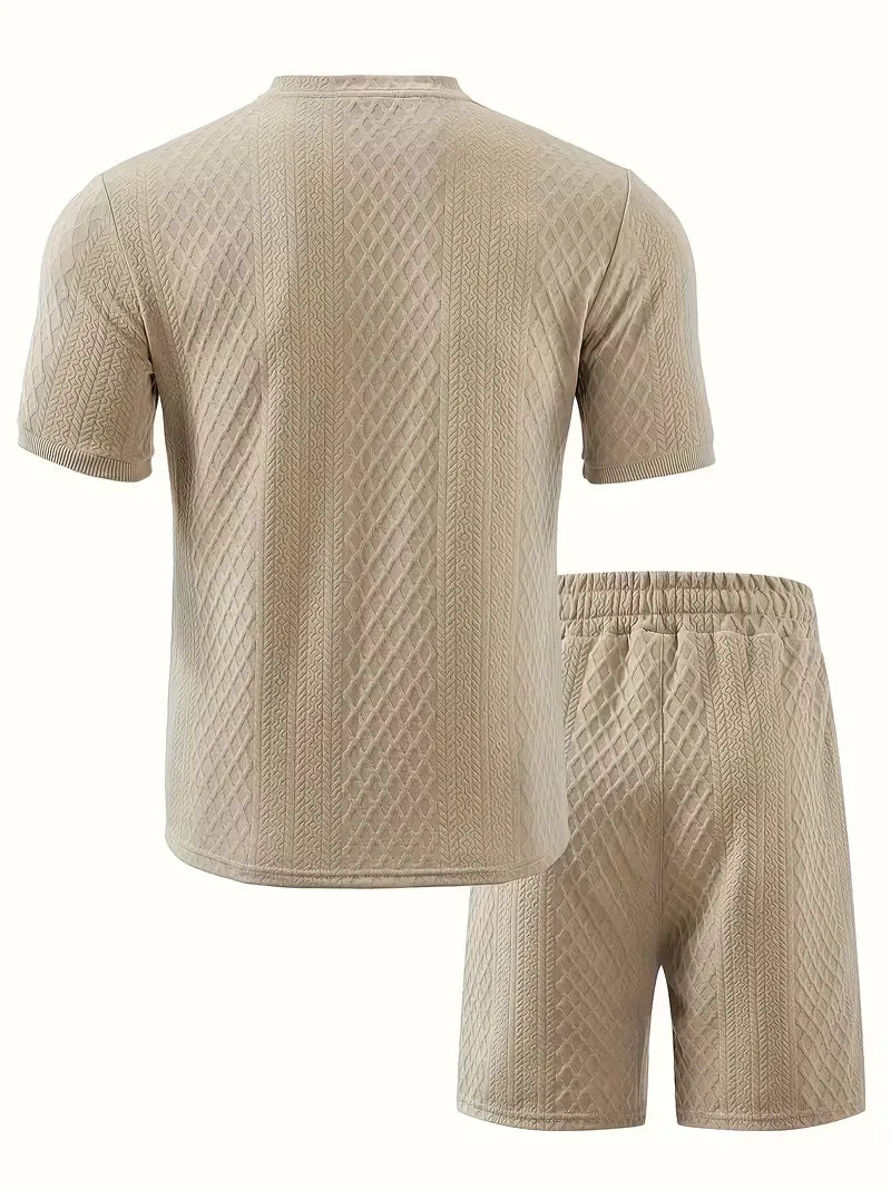 Zomerse herenkleding: shirt met korte mouw en shorts in beige jacquard.