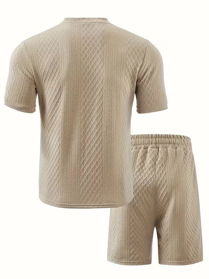 Zomerse herenkleding: shirt met korte mouw en shorts in beige jacquard.
