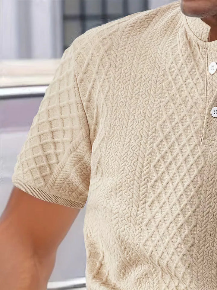 Comfortabele heren zomerset wit, met verfijnd jacquard patroon en korte mouwen.