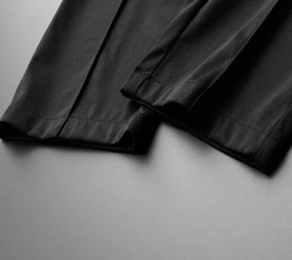 Textuur detail van de ademende linnen stof van de heren tweeledige poloshirt en pantalon set.