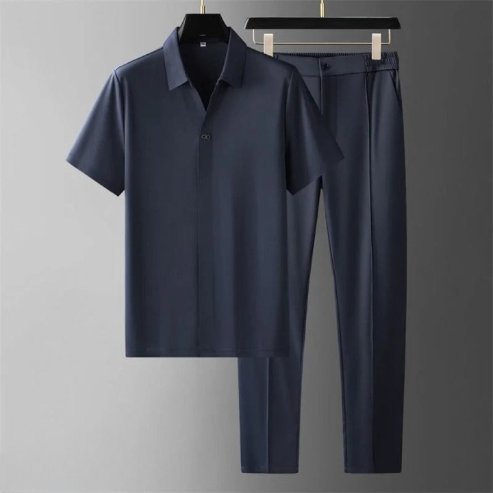 Elegant heren poloshirt in linnen, gecombineerd met bijpassende pantalon voor een complete set.