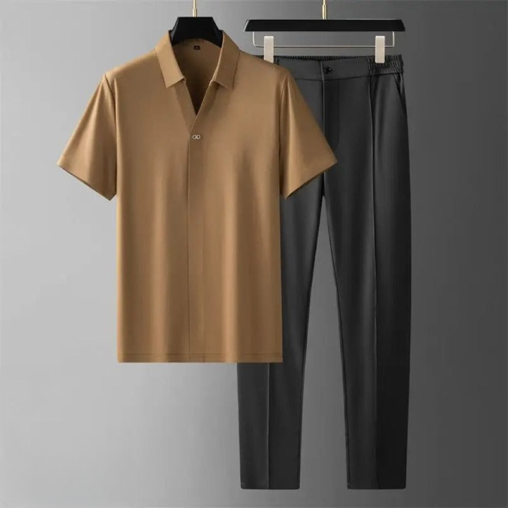 De heren tweedelige set, poloshirt en pantalon, toont veelzijdigheid voor casual en smart-casual dragen.