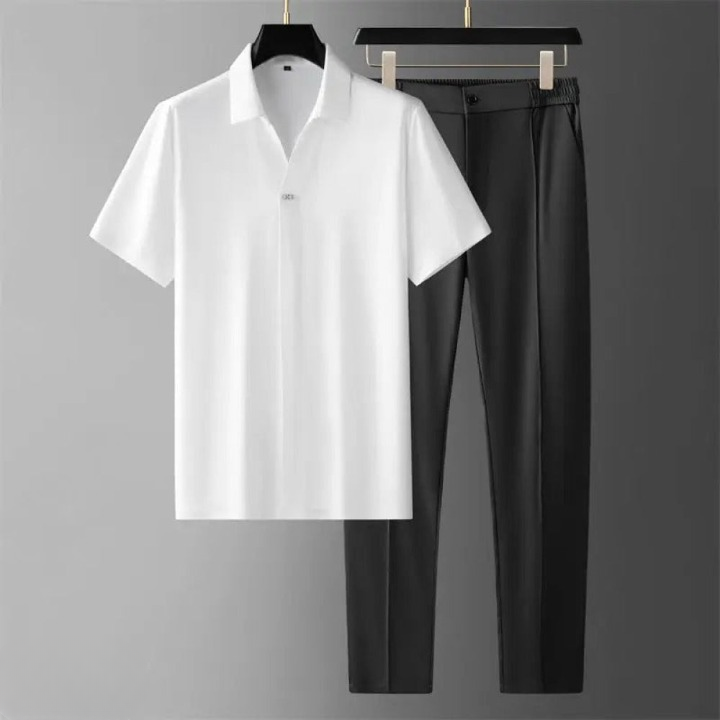 Heren poloshirt en pantalon set van linnen, een essentieel item voor de zomerse garderobe.