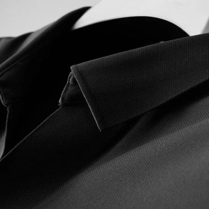 Detail van de stof van de heren tweedelige linnen set, toont ademend en luxe materiaal.