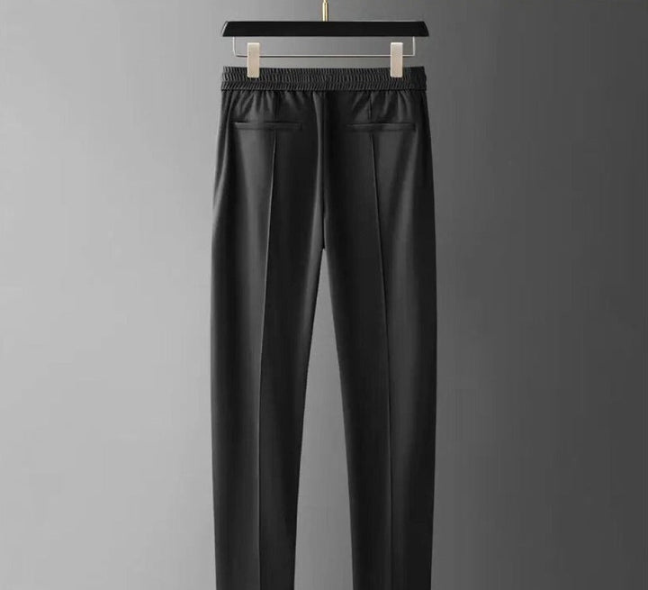 Heren casual poloshirt van linnen, deel van een luxe tweedelige set, close-up van de kraag.