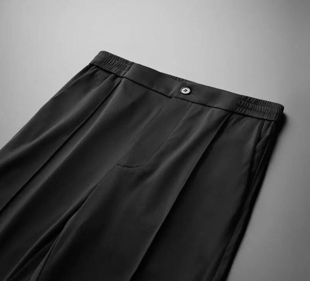 De volledige heren tweedelige set: poloshirt en pantalon, gepresenteerd op een effen achtergrond.