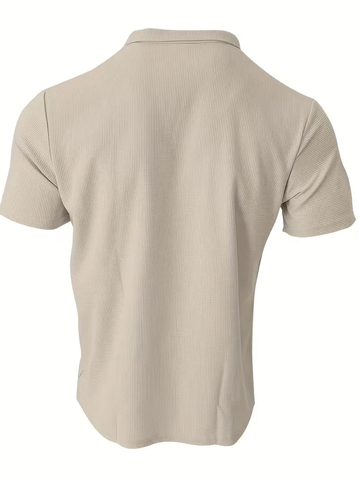 Moderne heren V-hals polo, korte mouwen, combineert stijl en gemak moeiteloos.