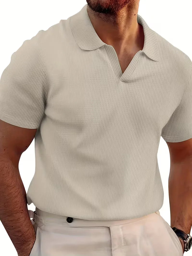 Regular fit herenpolo V-hals, korte mouwen, met een comfortabele pasvorm.