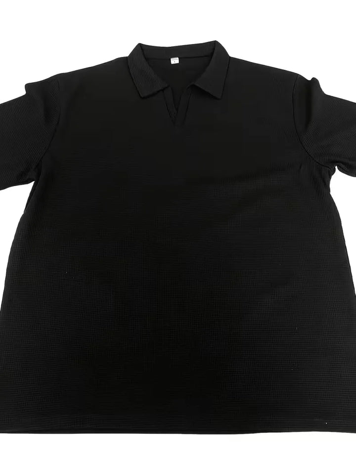Eigentijdse heren V-hals polo, korte mouwen, met een subtiele textuur.