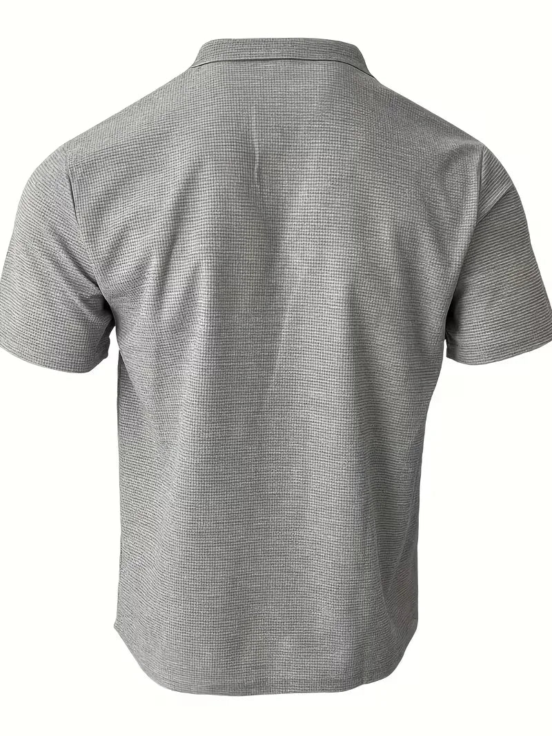 Elegante herenpolo met V-hals, korte mouwen, perfect voor een smart-casual look.