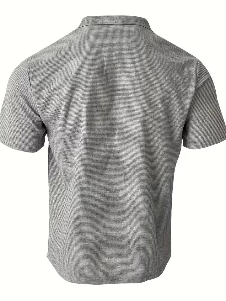 Elegante herenpolo met V-hals, korte mouwen, perfect voor een smart-casual look.